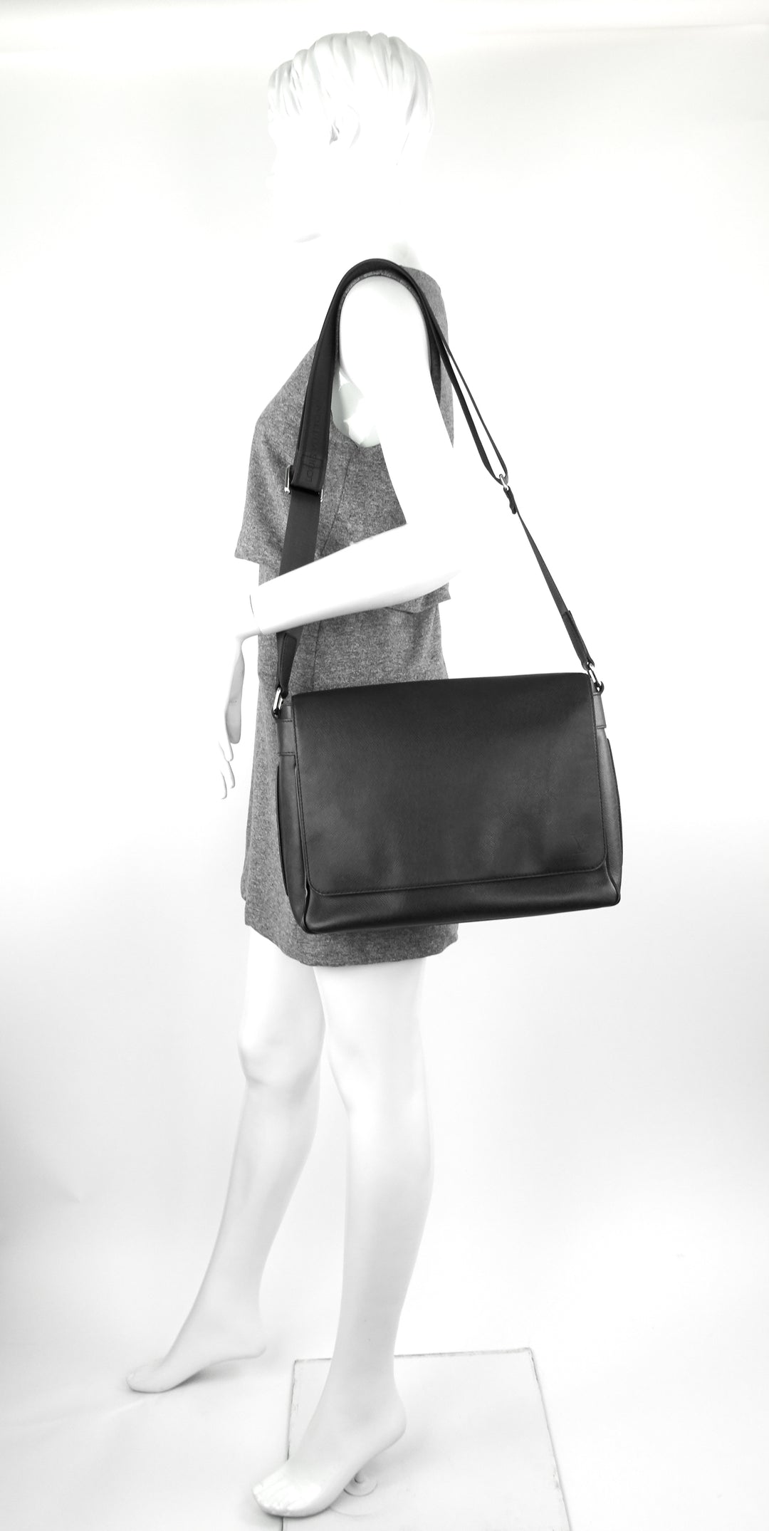 Louis Vuitton Ardoise Taiga Leather Roman MM Messenger Bag 